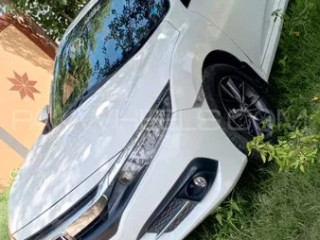toyota-yaris-sedan-gli-cvt-13