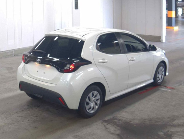 toyota-yaris-hatchback-big-2