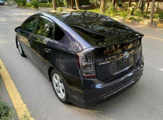 toyota-prius-s-led-big-3