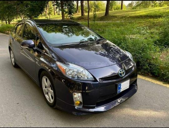 toyota-prius-s-led-big-0