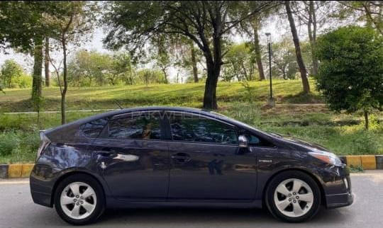 toyota-prius-s-led-big-2
