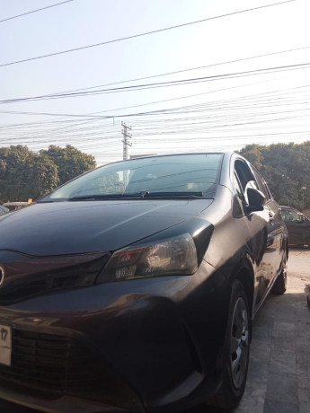 toyota-vitz-2015-big-7
