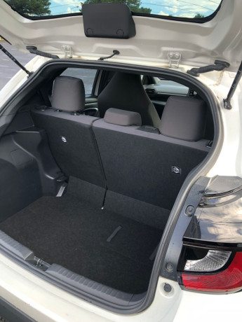 toyota-yaris-hatchback-big-8