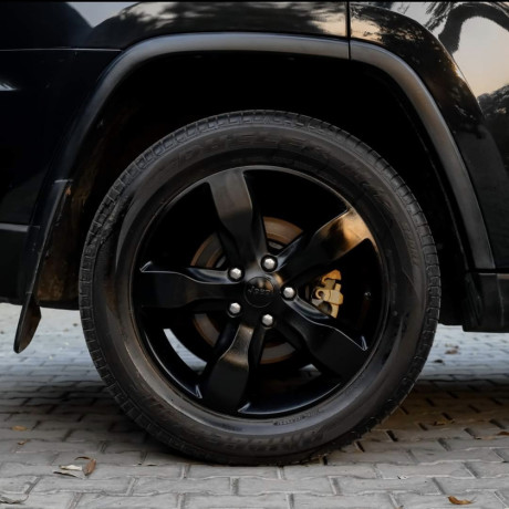 grand-jeep-cherokee-big-6