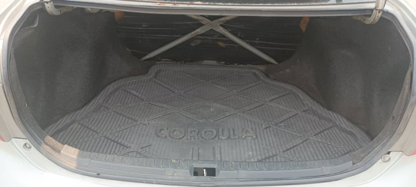 toyota-corolla-gli-2010-big-8