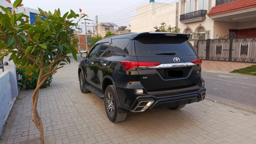 toyota-fortuner-g-2022-big-0