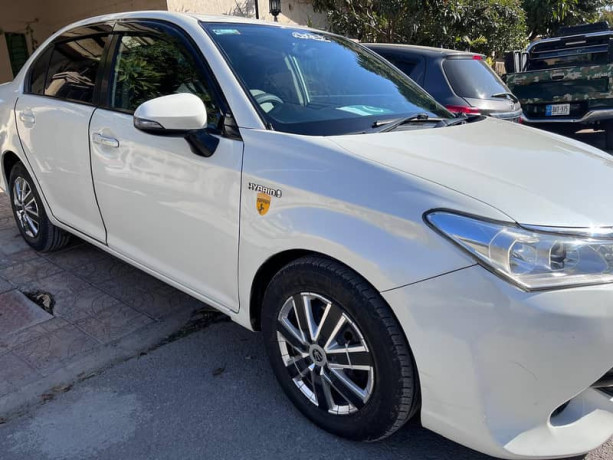toyota-corolla-axio-20142016-hybrid-big-3