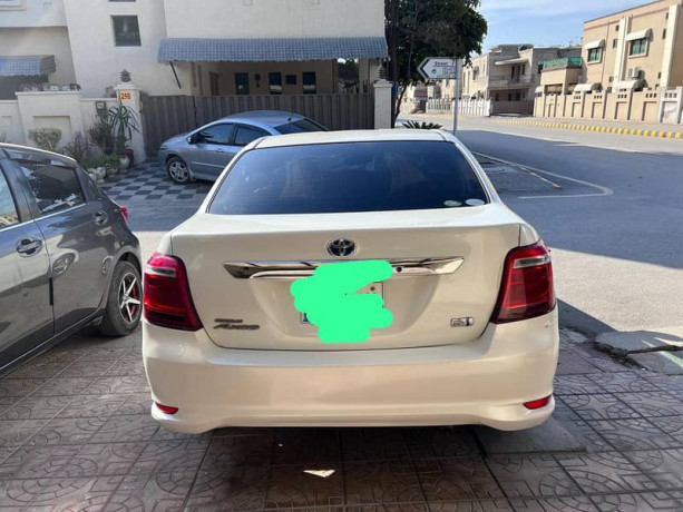 toyota-corolla-axio-20142016-hybrid-big-1