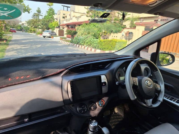 toyota-vitz-2015-big-9